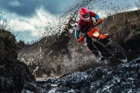 九游网页版游戏中心-意甲次回合对决在即！费城76人演练定位球，巴塞罗那密集防守应对